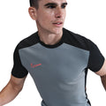 NIKE M NK DF ACD25 SS TOP BR COOL GREY/BLACK/BRIGHT CRIMSON Bild 5