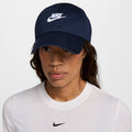 NIKE U NK CLUB CAP U CB FUT WSH L OBSIDIAN/WHITE Bild 1