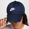 NIKE U NK CLUB CAP U CB FUT WSH L OBSIDIAN/WHITE Bild 4
