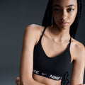 NIKE W NK DF INDY LGT SPT BRA BLACK/BLACK/WHITE Bild 4