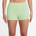 NIKE W NSW NK CHLL FT HR 2IN SHORT VAPOR GREEN/SAIL Bild 1